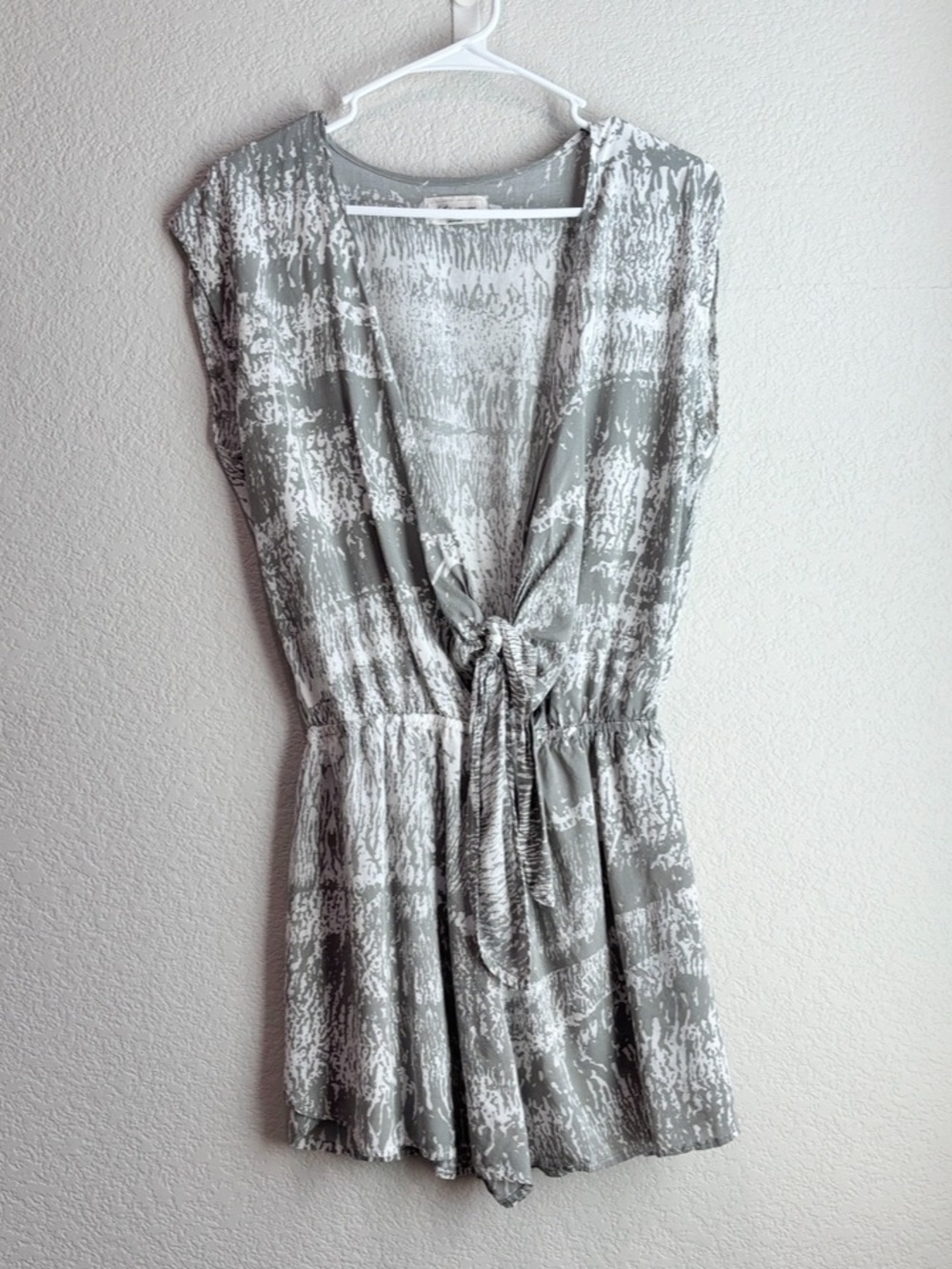 Betro Simone Shorts Romper Sage and White Front Tie Women’s Medium